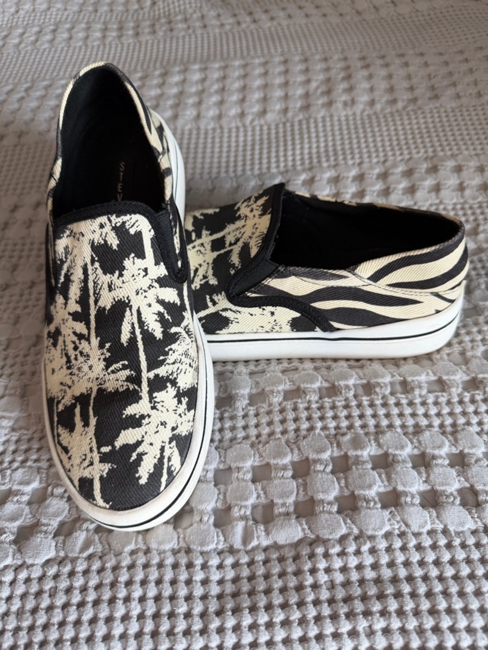 STEVEN by Steve Madden Black & Cream Palm Print Slip-On Sneakers Womens size 7.5